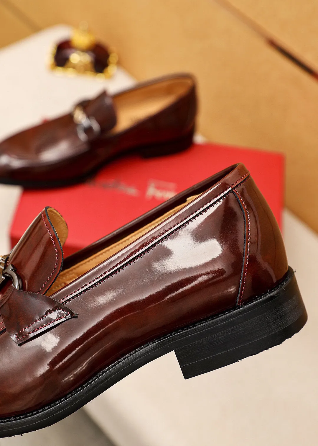 Men's shoes 💰460 💐 Product trademark: Ferragamo "Ferragamo" casual leather shoes Regular size: 38-44 (45🉑️customized) Product materials: Selected imported first-layer open-edge beaded calfskin upper + luxury hardware buckle, imported water-dyed cowhide leather lining. Strong three-dimensional visual effect, original combination outsole Color: 2⃣️colors available
